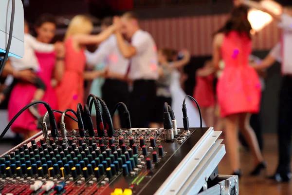 Key Differences Between a Wedding DJ and a Club DJ Explained